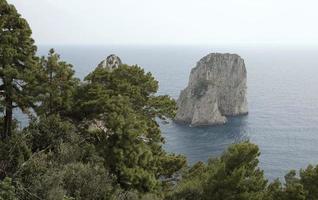 bela vista costeira em capri, itália foto