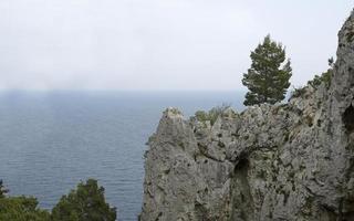 bela vista costeira em capri, itália foto