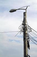 linhas de energia emaranhadas ligadas a uma luz de rua na Romênia foto