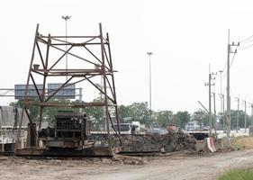 torre no canteiro de obras de estrada foto