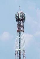 torre de telecomunicações com fundo de céu azul foto