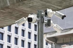 CCTV ao ar livre no poste na cidade foto
