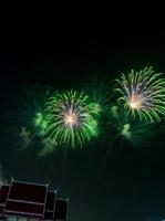 celebração de fogos de artifício no céu escuro foto