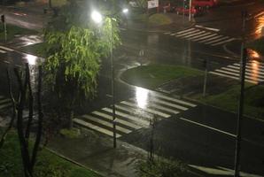 rua em um dia chuvoso, sérvia, belgrado, 15.9.2022 foto
