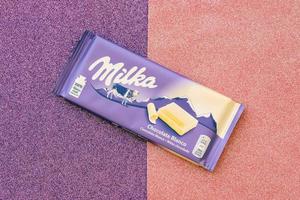 ternopil, ucrânia - 20 de junho de 2022 milka barra de chocolate branco. Milka é uma marca suíça de confeitaria de chocolate fabricada pela empresa Mondelez International foto