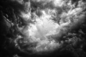 nuvens escuras de tempestade no céu foto