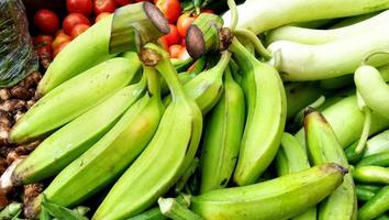 vendendo legumes frescos e verdes no mercado local em luckynow, índia foto