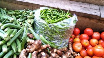 vendendo legumes frescos e verdes no mercado local em luckynow, índia foto