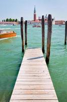 cais no canal de san marco e vista em san giorgio maggiore, veneza foto