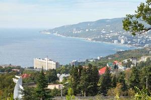 vista da cidade de yalta do distrito de massandra foto