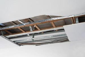 painéis de teto quebrados e danificados por acidente de carro, manutenção doméstica e conceito de casa de reparo. foto