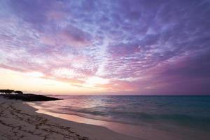 pôr do sol na praia das Maldivas foto