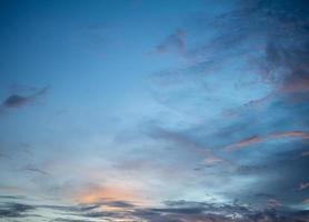 céu e nuvens ao pôr do sol. são lindas cores vermelhas e laranja do nascer ou do pôr do sol. foto