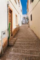 rua pedonal estreita na cidade velha de albufeira foto