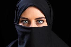 mulher muçulmana usando o véu do rosto
