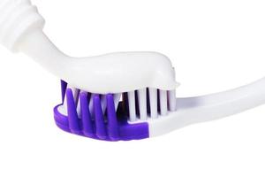 escova de dentes e creme dental do tubo isolado foto