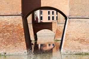 fosso e pontes do castelo estense em ferrara foto