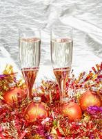 taças de champanhe com decorações de natal douradas foto