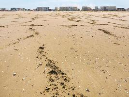 praia de areia de le touquet com casas de apartamentos foto