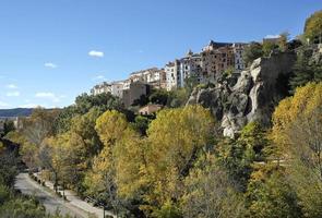 belos edifícios em cuenca, espanha, durante a temporada de outono foto