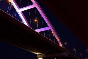 Seascape com vista para a iluminação da ponte da Crimeia foto