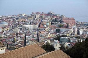 vista sobre a cidade de nápoles, itália, da fortaleza castel sant elmo foto