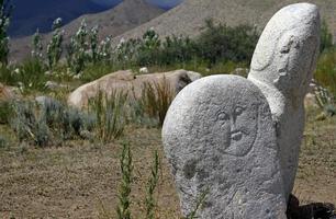 esculturas de pedra antigas - kurgan stelae ou balbals - perto da torre burana no quirguistão foto