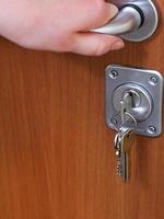 abrindo a porta do apartamento e molho de chaves foto