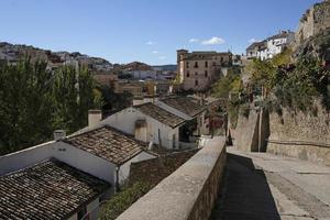 belos edifícios em cuenca, espanha, durante a temporada de outono foto