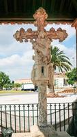 a cruz de portugal na praça na cidade de silves foto