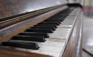 closeup de um velho piano em uma casa abandonada foto