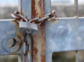 cadeado de metal em um velho portão enferrujado foto