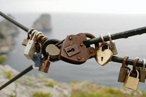 cadeados de amor na costa de capri, itália, ao fundo foto