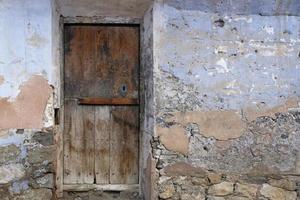 velha porta de madeira resistida em um prédio antigo foto