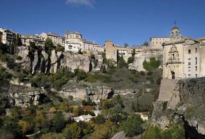 belos edifícios em cuenca, espanha, durante a temporada de outono foto