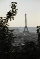 vista sobre paris com a torre eiffel nas horas da manhã foto