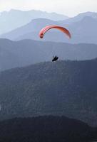 parapente em frente a um panorama de cordilheira nos Alpes foto