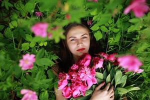 buquê de peônia. bela jovem encontra-se entre peônias. feriados e eventos. Dia dos Namorados. flor da primavera. foto