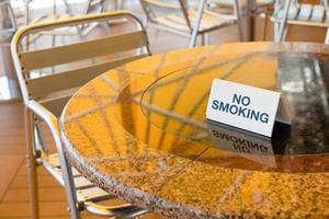 mesa de não fumar no café ao ar livre foto