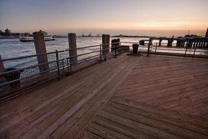 cais de madeira na cidade de nova iaque foto