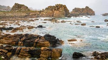 vista da costa rochosa na bretanha em dia chuvoso foto