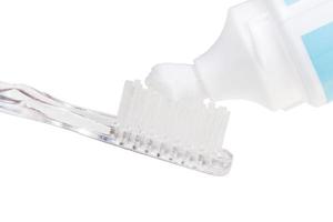 escova de dentes e creme dental do tubo isolado foto