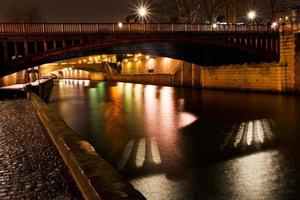 ponte e rio Sena à noite, paris foto