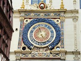relógio renascentista na rue du gros horloge, rouen foto