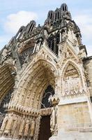 portal ao ar livre da catedral de reims foto