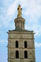 estátua dourada no topo da torre da catedral em avignon foto