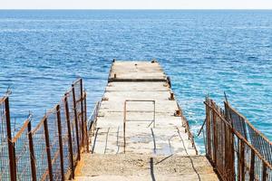 cais - quebra-mar em yalta, criméia foto