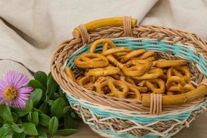 pretzel em uma cesta em fundo de madeira foto