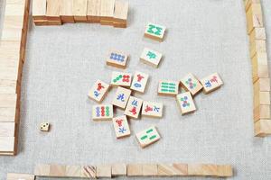 jogando jogo de tabuleiro mahjong na mesa têxtil foto