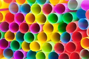 canudos de plástico multicoloridos close-up foto